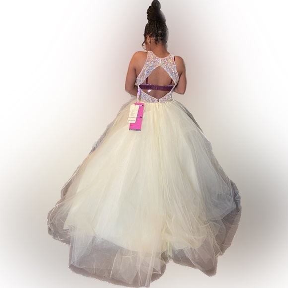 Sparkly at the top and yellow at the bottom - Picture 2 of 2